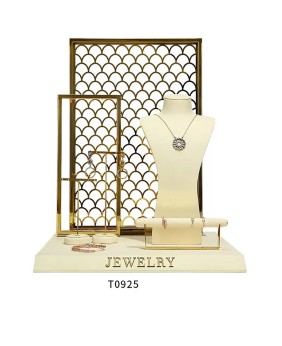 Tout nouvel ensemble d'affichage de vitrine de bijoux en velours blanc cassé en métal doré à vendre