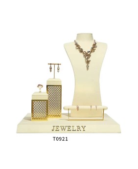 Conjunto de exibição de joias de veludo branco em metal dourado