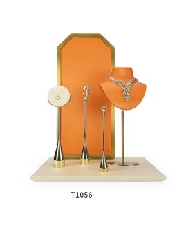 Conjunto de exhibición de joyería de cuero naranja de metal dorado a la venta