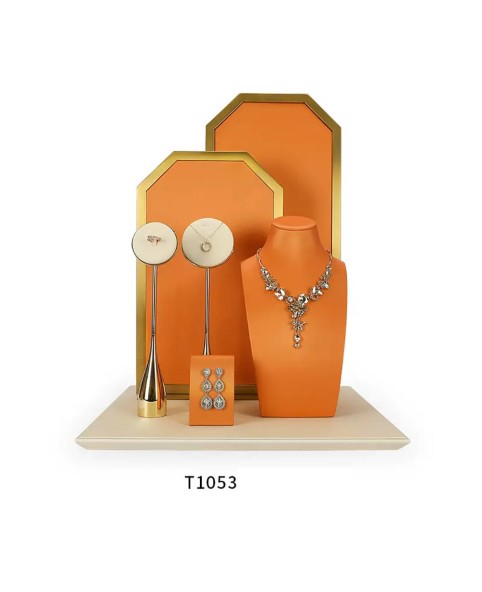 Luxuriöses Schmuck-Display-Set aus goldfarbenem Metall und orangefarbenem Leder