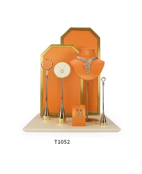 Conjunto de exibição de joias de couro laranja de metal dourado premium