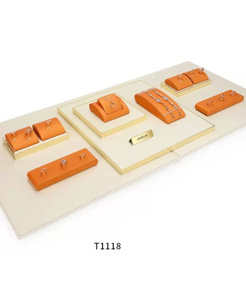 Luxuriöses Schmuckvitrinen-Set in Orange und Creme zum Verkauf