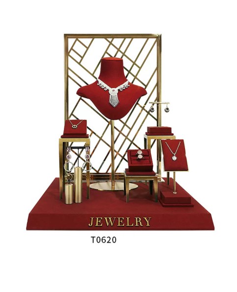 Luxuriöses Schmuck-Display-Set aus goldfarbenem Metall und rotem Samt