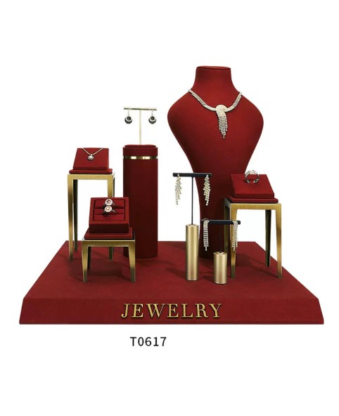 Luksusowy zestaw wystawowy biżuterii ze złotego metalu i czerwonego aksamitu