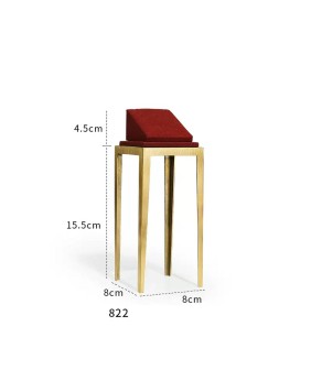 Luksusowy stojak na naszyjniki ze złotego metalu i czerwonego aksamitu