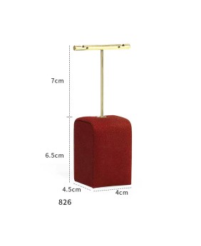 Luksusowy stojak na kolczyki ze złotego metalu i czerwonego aksamitu w handlu detalicznym