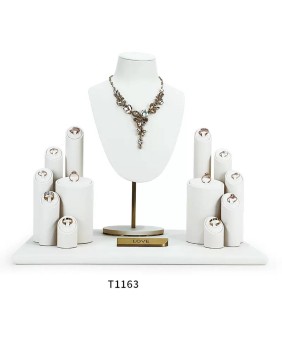 Nowy zestaw wystawowy biżuterii z białego aksamitu