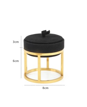 Luxuriöser kleiner Ring-Display-Halter aus goldfarbenem Metall und schwarzem Samt