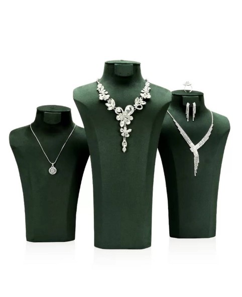 Busto con esposizione di collane di gioielli in velluto verde premium