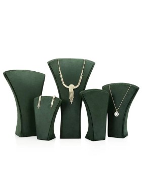Espositore per collane di gioielli in velluto verde di lusso in vendita