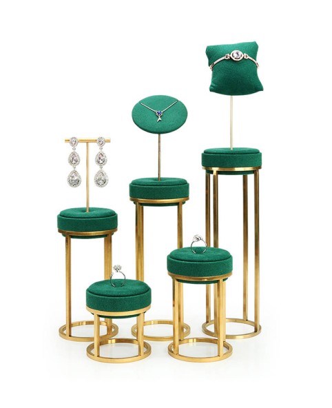 Présentoir de luxe en velours vert clair et métal doré pour grands anneaux