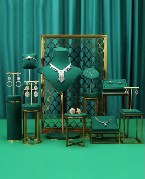 Luksusowy jasnozielony aksamitny złoty metalowy stojak na kolczyki z biżuterią