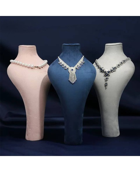 Tampilan Kalung Perhiasan Beludru Mewah untuk Dijual