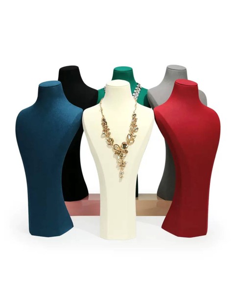 Busto con esposizione di collane di gioielli in velluto di alta qualità