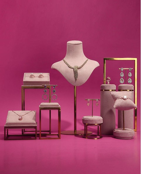 Soporte de exhibición de reloj y pulsera de metal dorado de terciopelo rosa de lujo