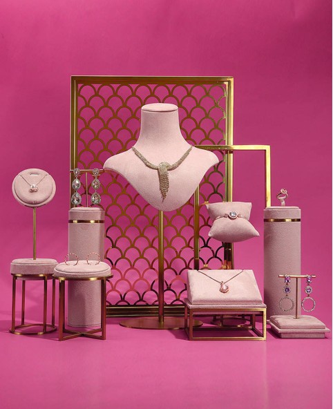 Halsketten-Ausstellungsständer aus rosafarbenem Samt und goldfarbenem Metall zu verkaufen