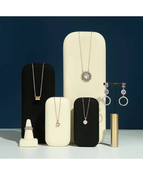 Luxuriöser Ausstellungsständer für Schmuck und Halsketten aus Samt zum Verkauf