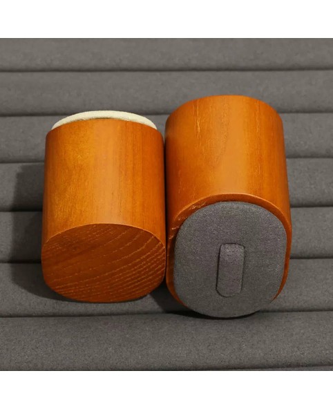 Luxuriöser Ringhalter aus cremefarbenem und grauem Samt aus Holz