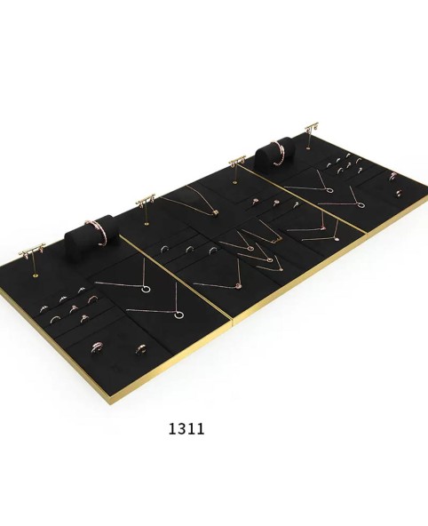 Luxuriöses Schmuck-Display-Tablett aus schwarzem Samt mit Goldbesatz zu verkaufen