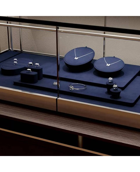 Marineblauer ovaler Halsketten-Displayhalter aus Samt zu verkaufen