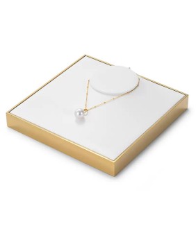 Bandeja de exibição de colar de joias com acabamento dourado de veludo branco luxuoso