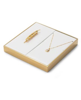 Bandeja de exibição de colar de joias com acabamento dourado de veludo branco premium