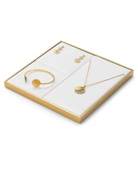 Bandeja de exibição de conjunto de joias com acabamento dourado de veludo branco premium