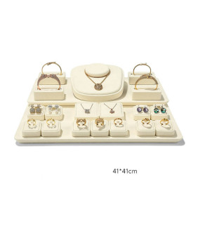 Hochwertiges neues Schmuck-Schaufenster-Set aus cremeweißem Samt