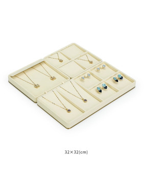 Juego de bandejas de exhibición de joyas con base dorada y terciopelo blanco roto a la venta