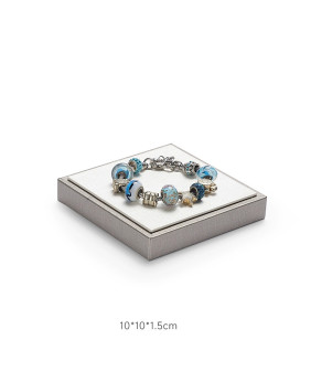 Expositor de pulseras de cuero blanco y plateado para venta minorista