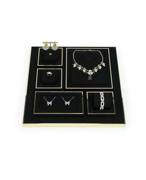 Plateaux d'affichage de vitrine de bijoux en velours noir, garniture dorée haut de gamme, à vendre