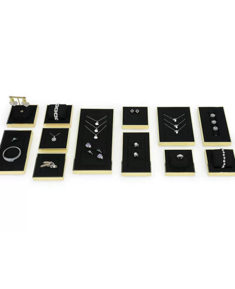 Plateaux d'affichage de bijoux en velours noir avec garniture dorée de luxe