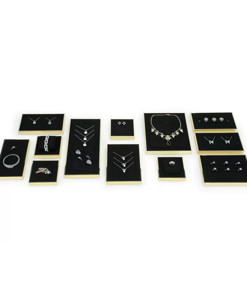 Plateaux d'affichage de bijoux en velours noir avec bordure dorée au détail Plateaux d'affichage de bijoux en velours noir avec bordure dorée au détail