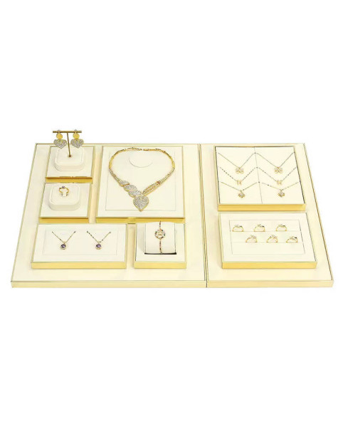 Plateaux d'affichage de bijoux en velours blanc cassé avec bordure dorée de luxe