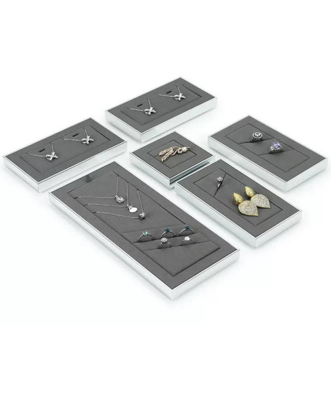 Plateaux d'affichage de bijoux en velours gris foncé avec garniture argentée Plateaux d'affichage de bijoux en velours gris foncé avec garniture argentée