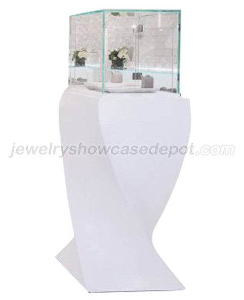 木のガラスの宝石店の飾り戸棚を立てる白い床