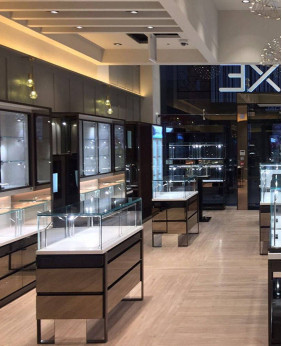 Gloss-Juweliergeschäft-Vitrine