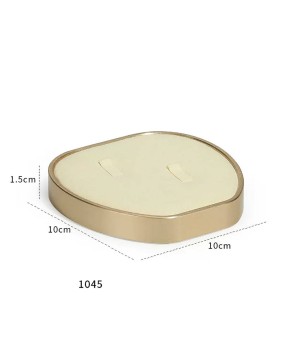 Luxuriöses Ring-Display-Tablett aus goldfarbenem Metall und cremefarbenem Samt