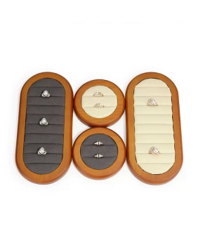 Bandeja de exibição de anel de madeira luxuosa em creme e veludo cinza