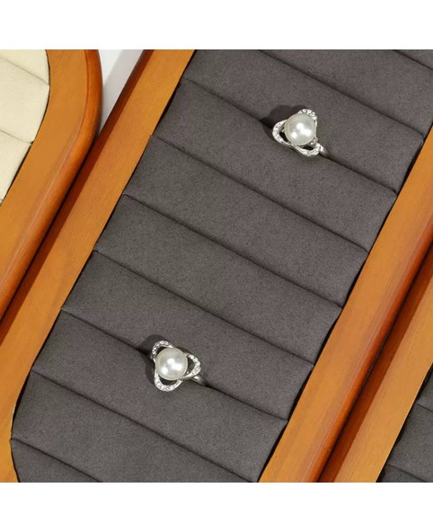 Luxuriöses Ring-Display-Tablett aus cremefarbenem und grauem Samt aus Holz