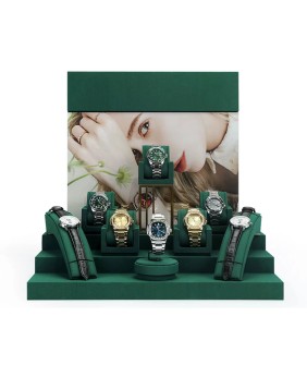 Set di espositori per orologi in velluto verde scuro in metallo dorato di lusso