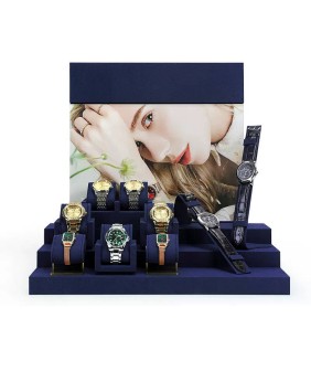 Luxuriöse Uhren-Display-Sets aus marineblauem Samt und goldfarbenem Metall