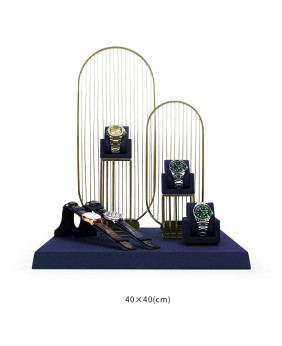 Luxuriöses Uhrendisplay-Set aus marineblauem Samt und goldenem Metall im Angebot