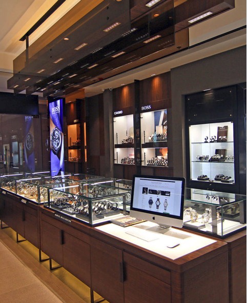 Prezentacja luksusowego sklepu z drewnianymi zegarkami