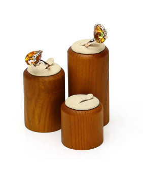 Luxe grijs fluwelen en gebroken witte houten ringdisplayhouder